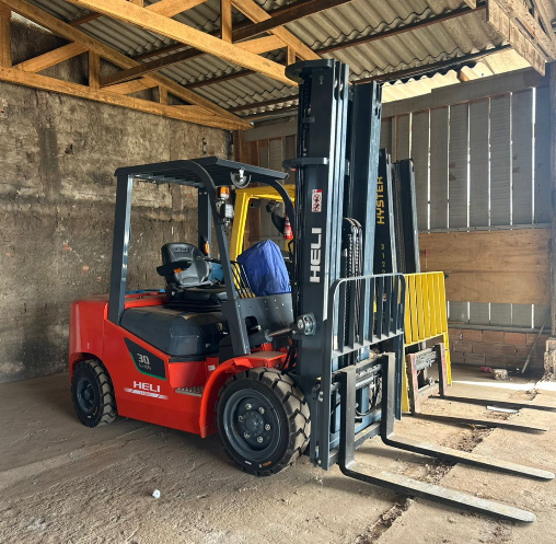 Empilhadeira elétrica para operação logística interna da Lotti Locações