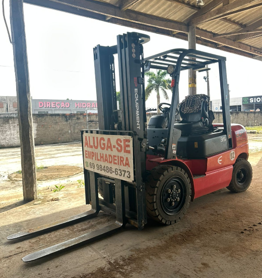 Empilhadeira da Lotti Locações em operação